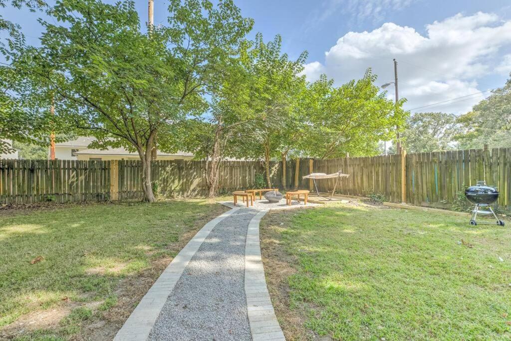 Bright & Charming Cottage With Fire Pit And Porch Swing - Close To Beale Street, Bbq, Graceland, And The Liberty Bowl Memphis Exterior photo