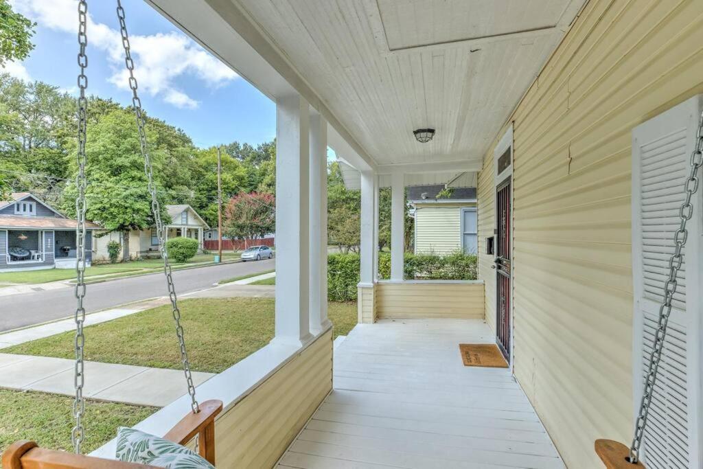 Bright & Charming Cottage With Fire Pit And Porch Swing - Close To Beale Street, Bbq, Graceland, And The Liberty Bowl Memphis Exterior photo